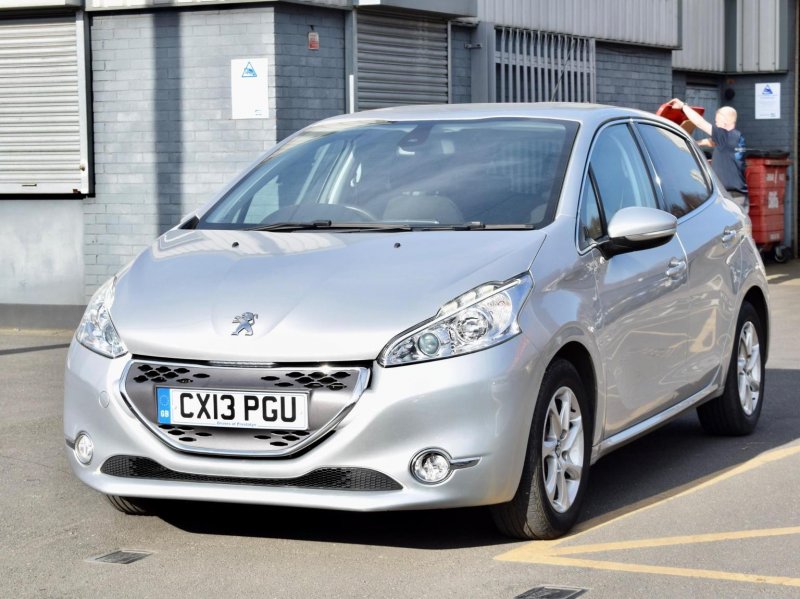 PEUGEOT 208