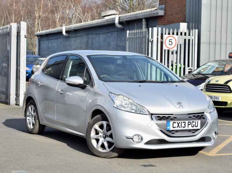 PEUGEOT 208
