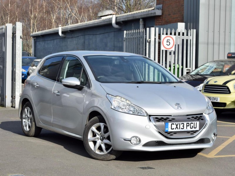 PEUGEOT 208