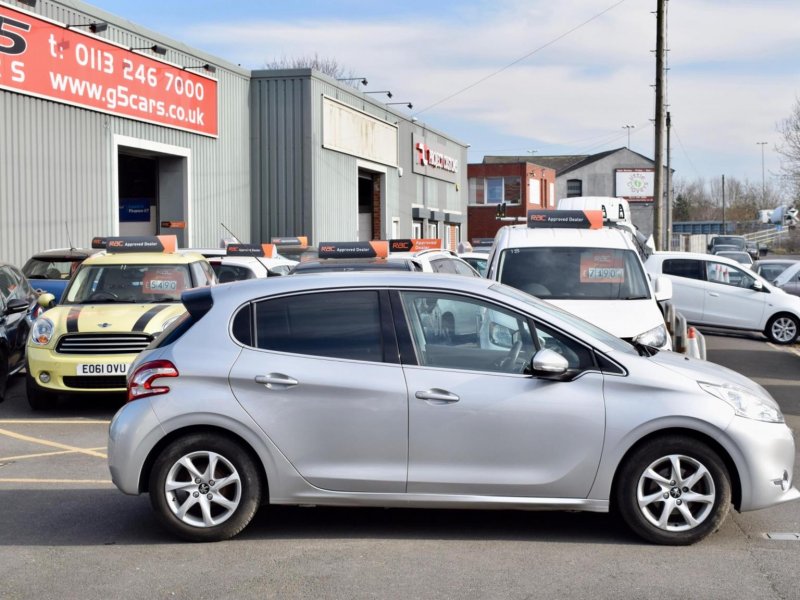 PEUGEOT 208