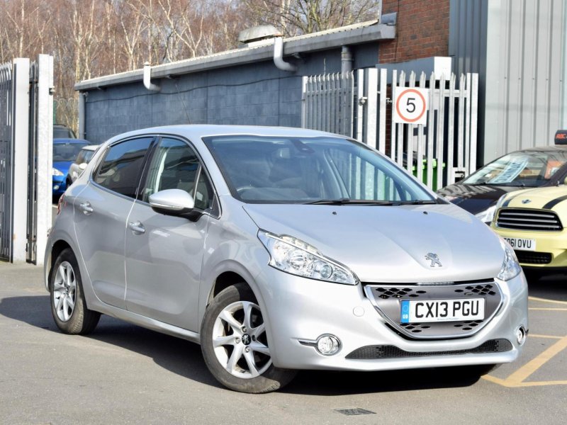 PEUGEOT 208