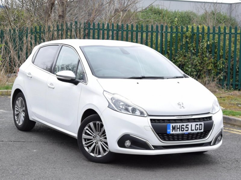 PEUGEOT 208
